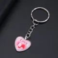 Gedetailleerd overzicht van een roze hartvormige sleutelhanger met LOVE-tekst en motief - Roze Moeder & Kind Silhouet (YSL--11)