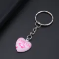 Detailopname van een roze hartvormige sleutelhanger met LOVE YOU-opdruk en rode lippen - Roze Lippen Love You Stijl (YSL-12)