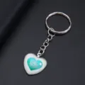 Gedetailleerde close-up van de 'BEST MOM EVER' hartvormige sleutelhanger op donker - Groen Verloop Best Mom Stijl (YSL-14)