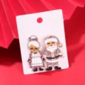 Detailansicht der asymmetrischen Weihnachtsmann-Ohrringe mit bunten Strasssteinen - Perle Strass Weihnachtsmann
