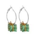 Feestelijke kerst oorbellen met glanzende groene geschenkdoos bedeltjes en gouden strikken - Groene Geschenkdoos Oorbellen (006-17)