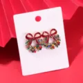 Festliche Weihnachtskranz-Ohrstecker mit roten Emaille-Schleifen und bunten Strasssteinen. - Vollbesetzter Strass-Kranz