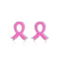 Elegante roze lint emaille oorknopjes voor bewustwording van borstkanker op wit - Felroze