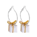 Creatieve kerstmis oorringen met zilveren geschenkdoosje en gouden strik bedeltje - Zilveren Geschenkdoos Oorbellen (006-18)