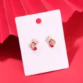 Festliche Weihnachtssocken-Ohrstecker aus rotem Emaille mit goldener Schneeflocke und Strass - Weihnachtssocken Ohrstecker