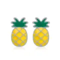Paar schattige geel-groene emaille ananas oorknopjes op een strakke witte achtergrond - Ananas oorbellen