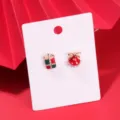 Asymmetrische Weihnachtsohrringe mit festlichem Geschenkbox- und rotem Weihnachtsmann-Design - Kombination 4
