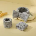 Ensemble bandeau et bracelets de lavage éponge en peluche grise pour le soin du visage quotidien. - Gris clair