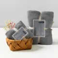 Graues Korallenfleece Handtuchset, saugfähiges Badetuch und Gesichtstuch für Bad - Hellgrau