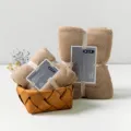 Khaki Korallenfleece Handtuchset mit Gesichts- und Badetuch im Korb für den Alltag. - Kaffee.