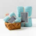 Korallen-Fleece Handtuch-Set enthält weiches, saugfähiges Badetuch und Gesichtstuch in Hellblau. - Hellblau