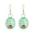 Feestelijke kerstoorbellen met groene draadveerballen en mooie kleine rode kraaltjes - Groene Veerbal Stijl