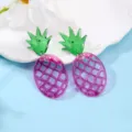 Orecchini pendenti in acrilico a forma di ananas viola e verde per un look estivo hawaiano. - Ananas Viola