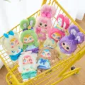 Colección de peluches coloridos y lindos de caja misteriosa en un carrito amarillo - Colgante de Picnic Samuel / Uno al Azar