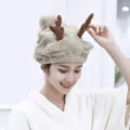Süße Rentier-Korallenvlies-Saughaube für Frauen in weichem Khaki für die Haarpflege - Geweih Hut / Kaffeebraun
