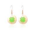 Gouden St. Patrick's Day oorbellen met groen klavertje vier motief op ronde plaat - Gouden Klavertje Vier Stijl