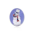 Schattige sneeuwpop emaille speld met paarse achtergrond voor feestelijke kerstkleding. - Sneeuwpop Badge
