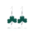 Elegante groene emaille klaver hangende oorbellen voor de Sint-Patriciusdag viering - Donkergroene Shamrock Stijl