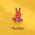 Rode emaille kerst rendier broche op een levendige gele achtergrond - Schattige Rendier Brosche