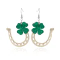 St. Patrick's Day oorbellen met glittergroen klavertje en goudkleurige hoefijzer bedeltjes - Hoefijzer Klaver Stijl