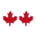 Levendige rode esdoornblad oorknopjes met zilveren rand voor de nationale feestdag van Canada. - Rood Esdoornblad Oorknopje