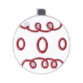 Feestelijke witte emaille kerstbal broche met decoratieve rode krullen en ovalen - Ornament Bal Brosche
