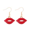Levendige rode emaille lipvormige hangende oorbellen met goudkleurige haken cadeau. - Rode Lip Stijl (21.)
