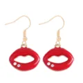 Chique rode lip emaille hangende oorbellen met strass accenten en gouden haken - Strass Lip Stijl (23)