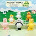 Figurines d'animaux enceintes drôles dans un décor de jardin de dessin animé - Animaux Enceintes (1 Pièce Aléatoire) / Un au Hasard