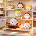Detalle que muestra una colección de lindas figuras perfumadas de frutas en un estante - Huerto Perfumado Serie 1 (1 Pieza al Azar)