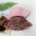 Vista detallada del sombrero de pescador reversible con estampado de leopardo y rosa. - M / Rosa y Estampado de Leopardo