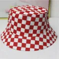 Gros plan d'un bob à damier rouge et blanc avec des détails de coutures renforcées. - Taille unique / Plaid Rouge