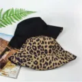 Vista detallada de un sombrero de pescador reversible con estampado de leopardo y negro. - M / Negro y Estampado de Leopardo