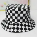 Gros plan du motif en damier et losanges sur un chapeau bob en coton décontracté pour l'été - Taille unique / Plaid Réversible Intérieur Blanc