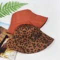 Detalle de sombreros de pescador reversibles con estampado de leopardo y terracota - M / Naranja y Estampado de Leopardo
