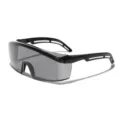 Modische große einteilige Sonnenbrille mit schwarzem Rahmen und grauen Gläsern - Sandiges Schwarz / Graue Gläser