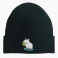 Detailansicht einer schwarzen Strickmütze mit niedlichem, besticktem Capybara-Cartoon. - Capybara Stickerei - Schwarz / 20cm Breit