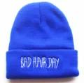 Zoom sur les détails d'un bonnet en maille bleu vif avec broderie Bad Hair Day blanche - Réglable / Bleu saphir