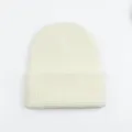 Nahaufnahme der cremefarbenen Waffelstrickmütze mit dicker Textur und warmer Wolle. - L / Weiß