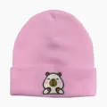 Detailansicht einer rosa Strickmütze mit einer niedlichen Capybara-Stickerei darauf. - Capybara Stickerei - 2Rosa / 20cm Breit
