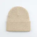 Nahaufnahme der beigen Beanie-Mütze mit Ananasmuster, dickem Strick und Umschlag-Design - L / Beige
