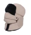 Vista detallada del gorro de trampero beige de invierno con piel sintética y máscara - Orejeras Con Máscara / Talla única / Beige (Estilo Bufanda)