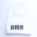 Détail d'un bonnet en maille blanc arborant une broderie noire BAD HAIR DAY élégante - Réglable / Blanc