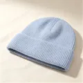Nahaufnahme der hellblauen Strickmütze mit Rippenmuster und Umschlag. - Rippenstrick-Umschlagmütze / Himmelblau