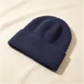 Detaillierte Ansicht der marineblauen Strickmütze mit dicker Winter-Wärme-Textur - Rippenstrick-Umschlagmütze / Schwarz