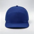 Makro-Detailansicht einer blauen Flat-Brim-Baseballkappe mit lasergeschnittenen Löchern - Flache Krempe Perforiert / Saphirblau