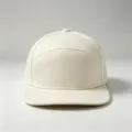 Detailansicht einer weißen Flatbrim-Cap mit lasergeschnittenen Belüftungslöchern. - Flache Krempe Perforiert / Weiß