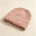 Detaillierte Nahaufnahme einer weichen rosa gerippten Strickmütze für den Winter. - Rippenstrick-Umschlagmütze / Lotusrosa