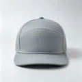 Vorderansicht der grauen atmungsaktiven Baseballkappe mit Laserlöchern und flachem Schirm - Flache Krempe Perforiert / Hellgrau