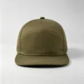 Detailaufnahme der olivgrünen Flat-Brim-Baseballkappe mit lasergeschnittenen Löchern - Flache Krempe Perforiert / Grün